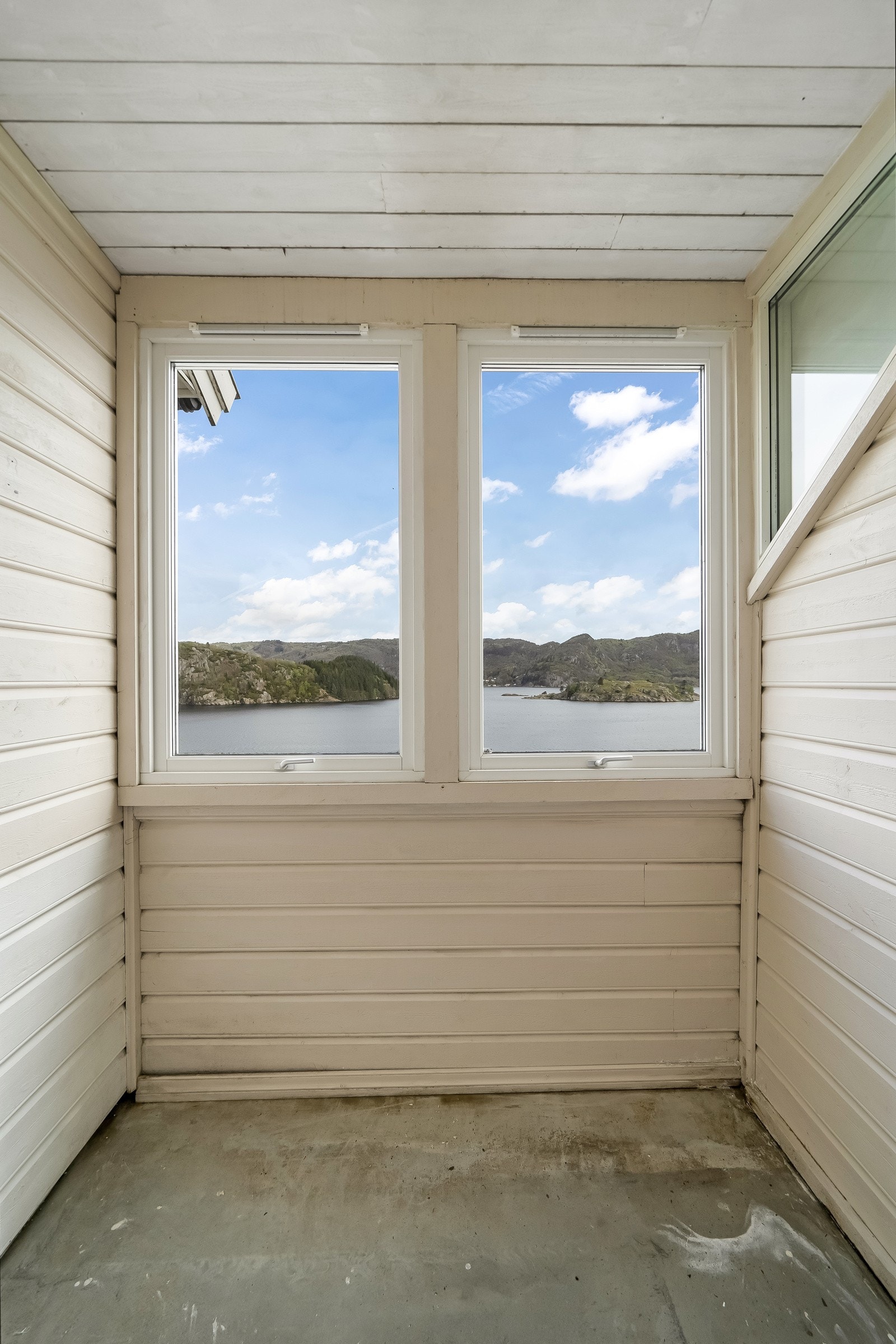 Det er satt inn vinduer på balkongen mot nord. Galleribilde