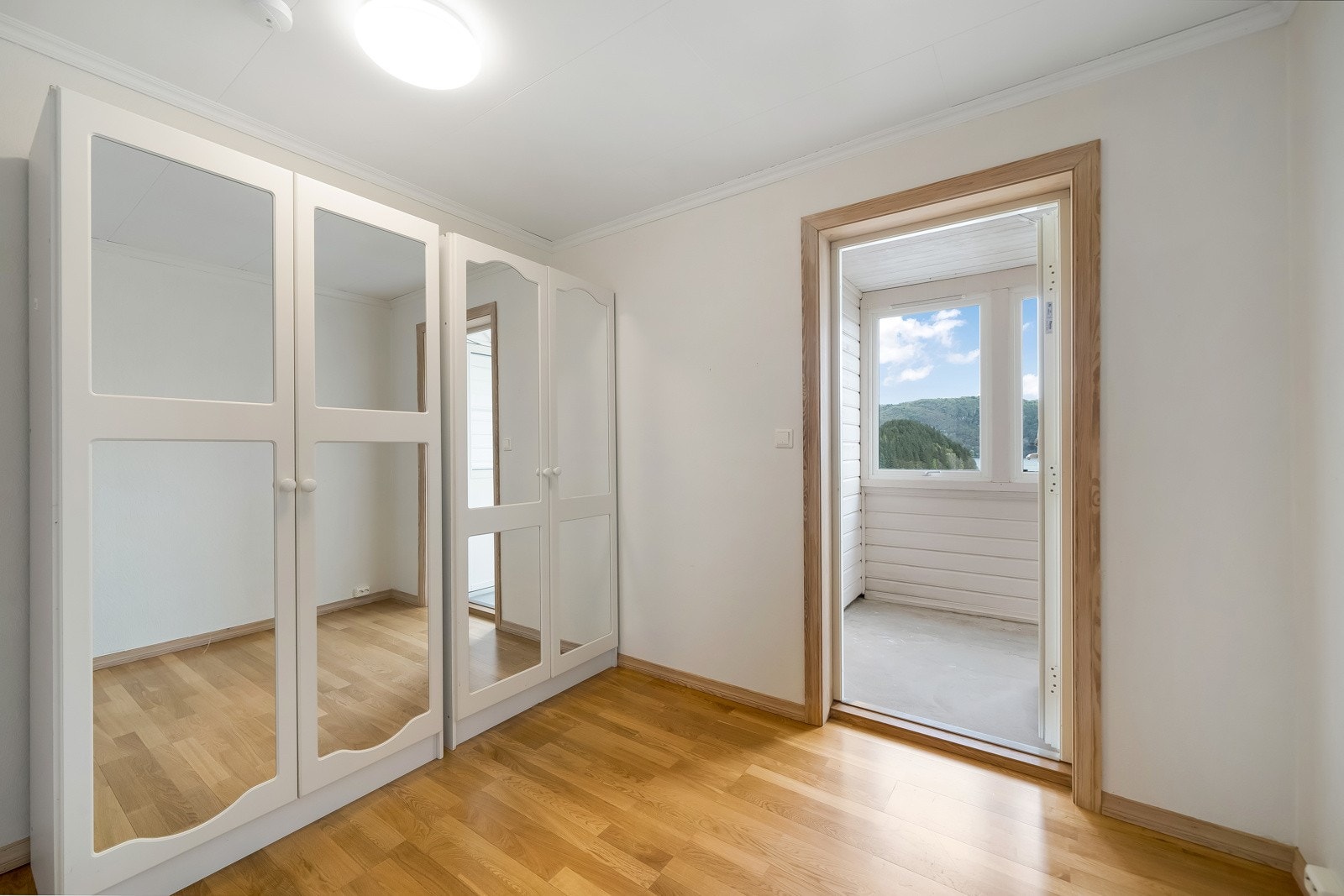 Soverom med garderobeskap. Galleribilde