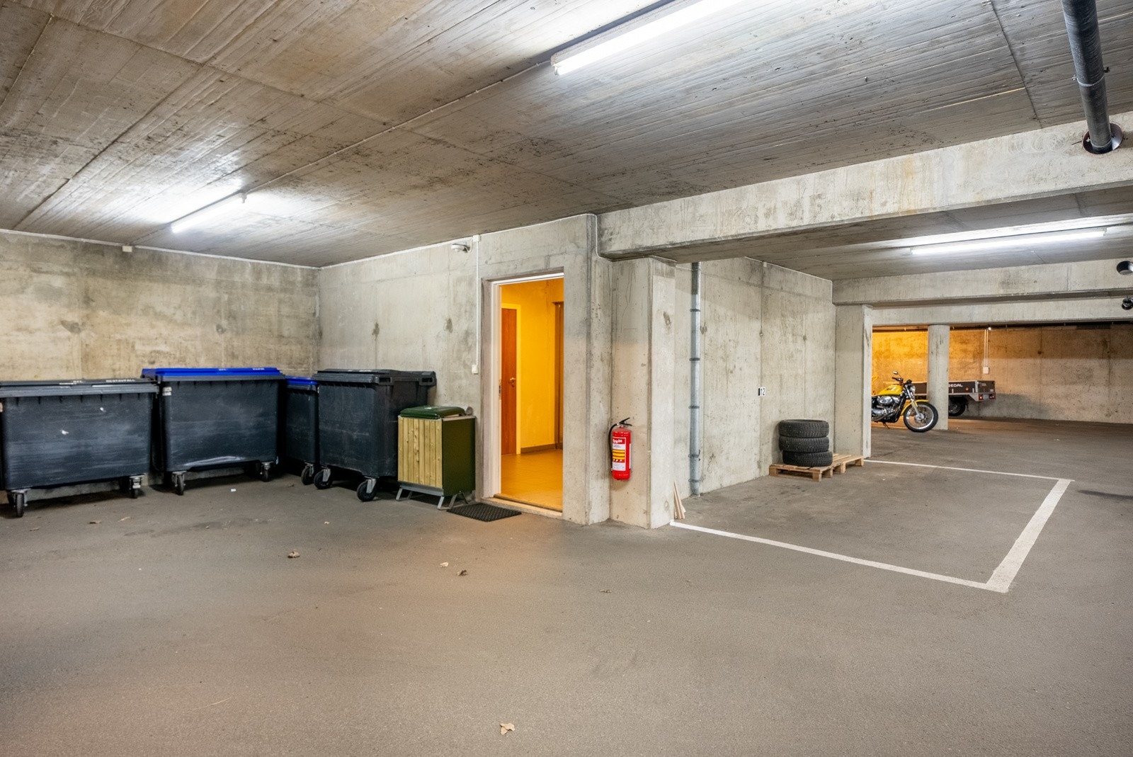 Bod rett ved garasjeplassen. Galleribilde