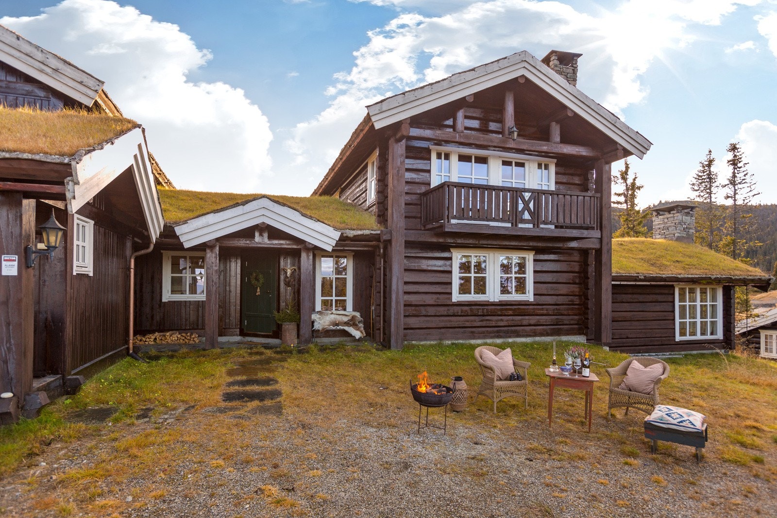 Tomten er i hovedsak naturtomt med opparbeidet gårdsplass med plass til 4-5 biler Galleribilde