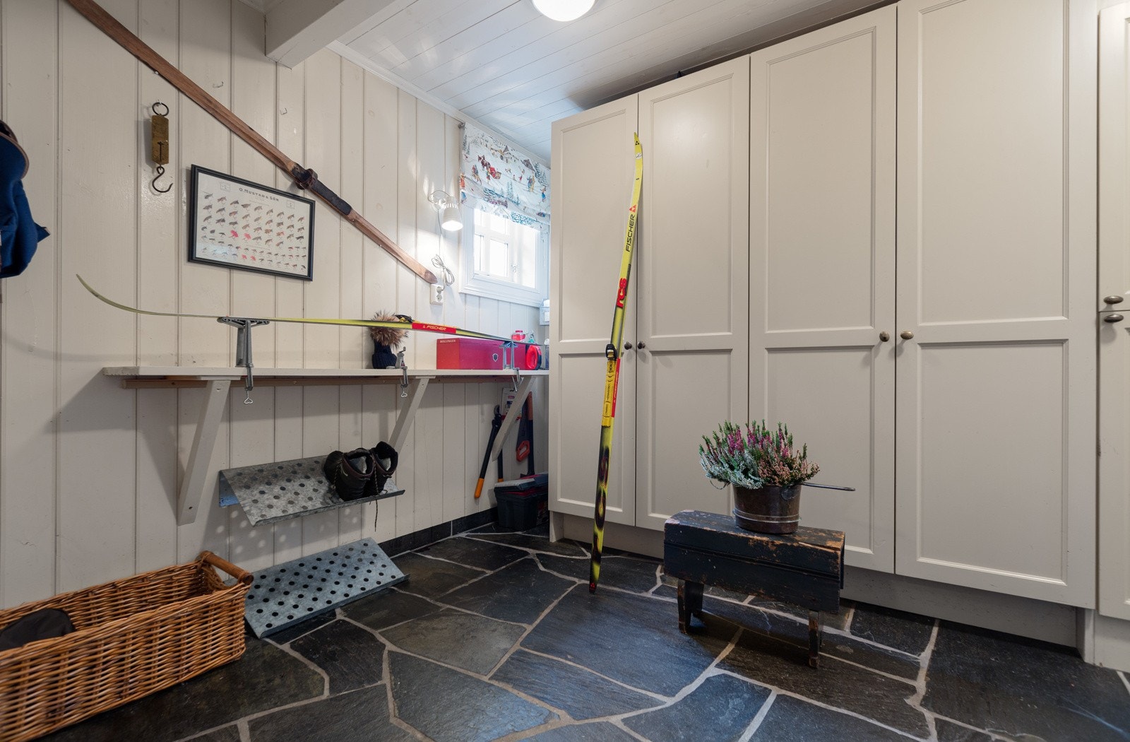 Praktisk vaskerom med flislagt gulv med varmekabler. Opplegg for vaskemaskin og tørketrommel. Galleribilde