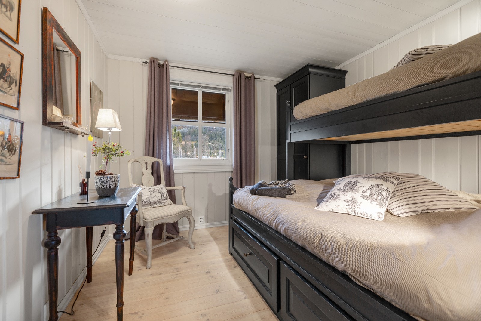 Et av soverommene i 1. etasje er utstyrt med køyeseng Galleribilde