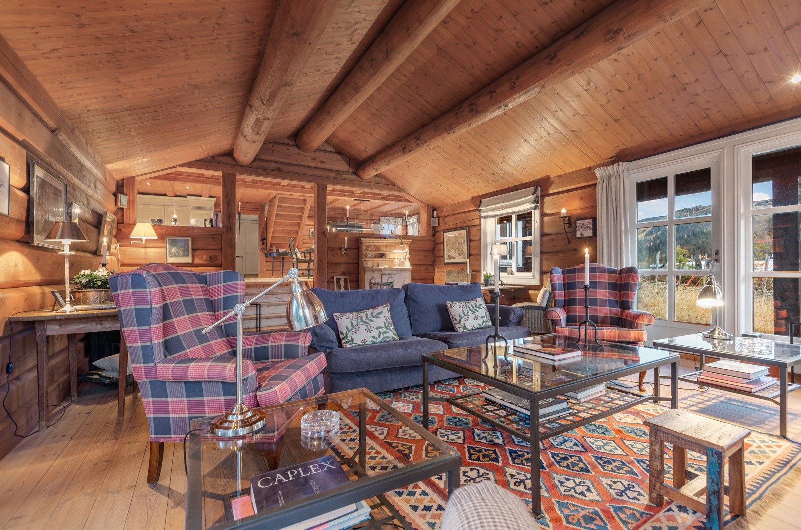 Det er lett å kjenne på en hyggelig atmosfære i denne hytten Galleribilde