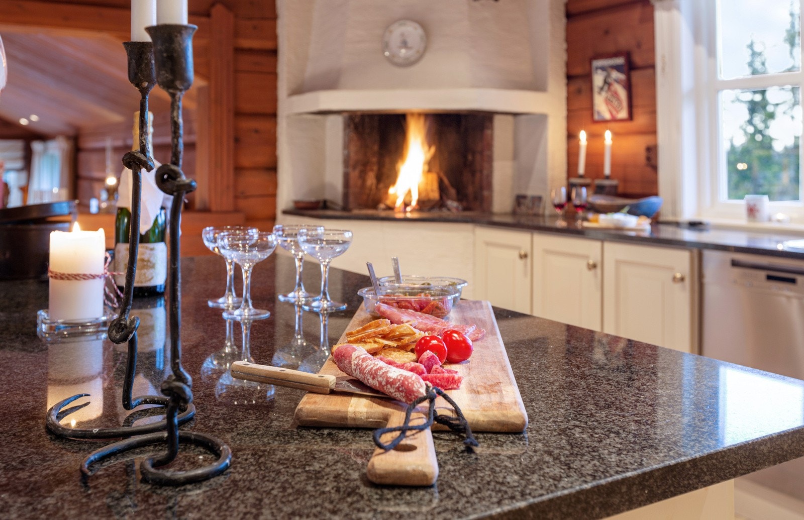 Kjøkkenbenk og kjøkkenøy har polert steinplate Galleribilde