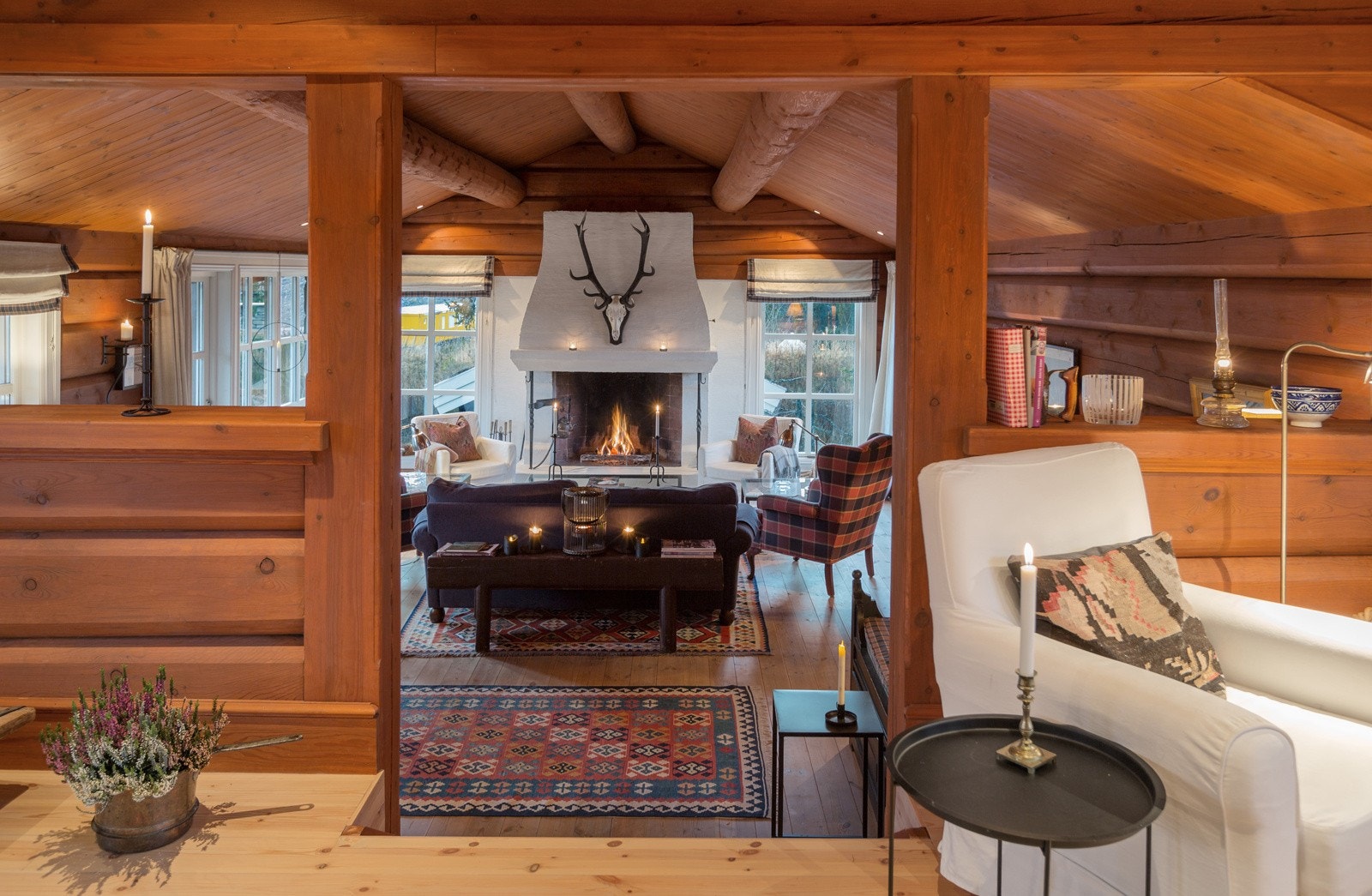 Liten trapp ned til stuen fra kjøkkenet. Galleribilde