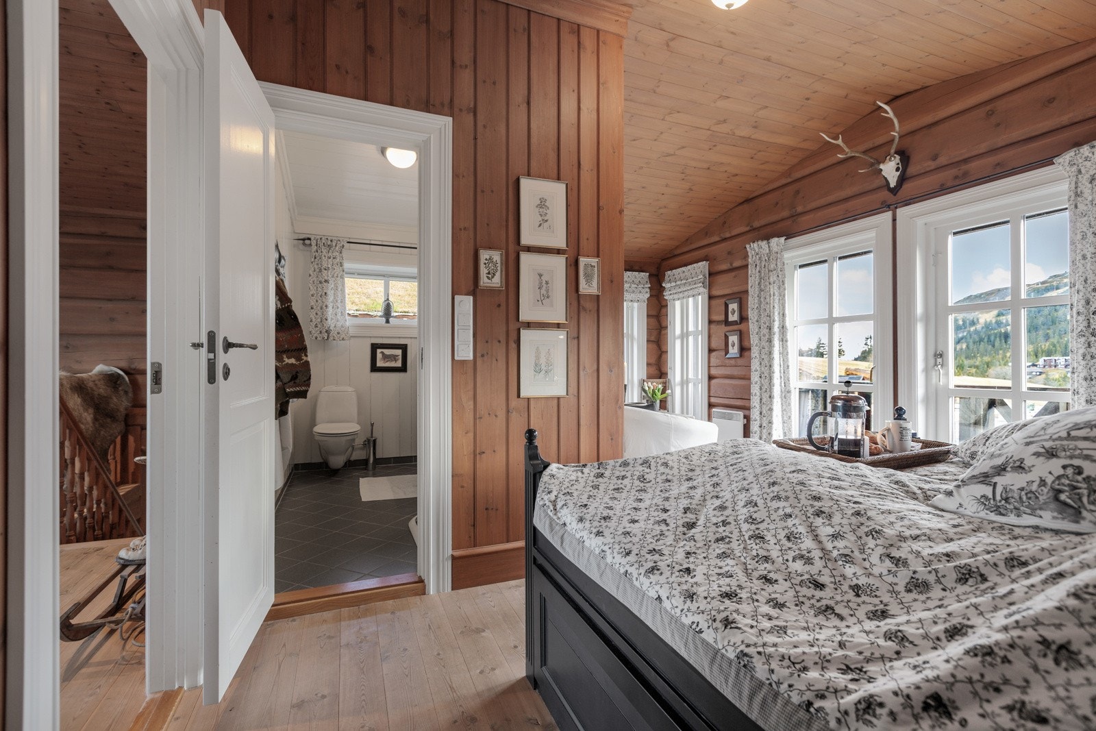 Flott soverom med god plass til dobbeltseng og andre møbler Galleribilde