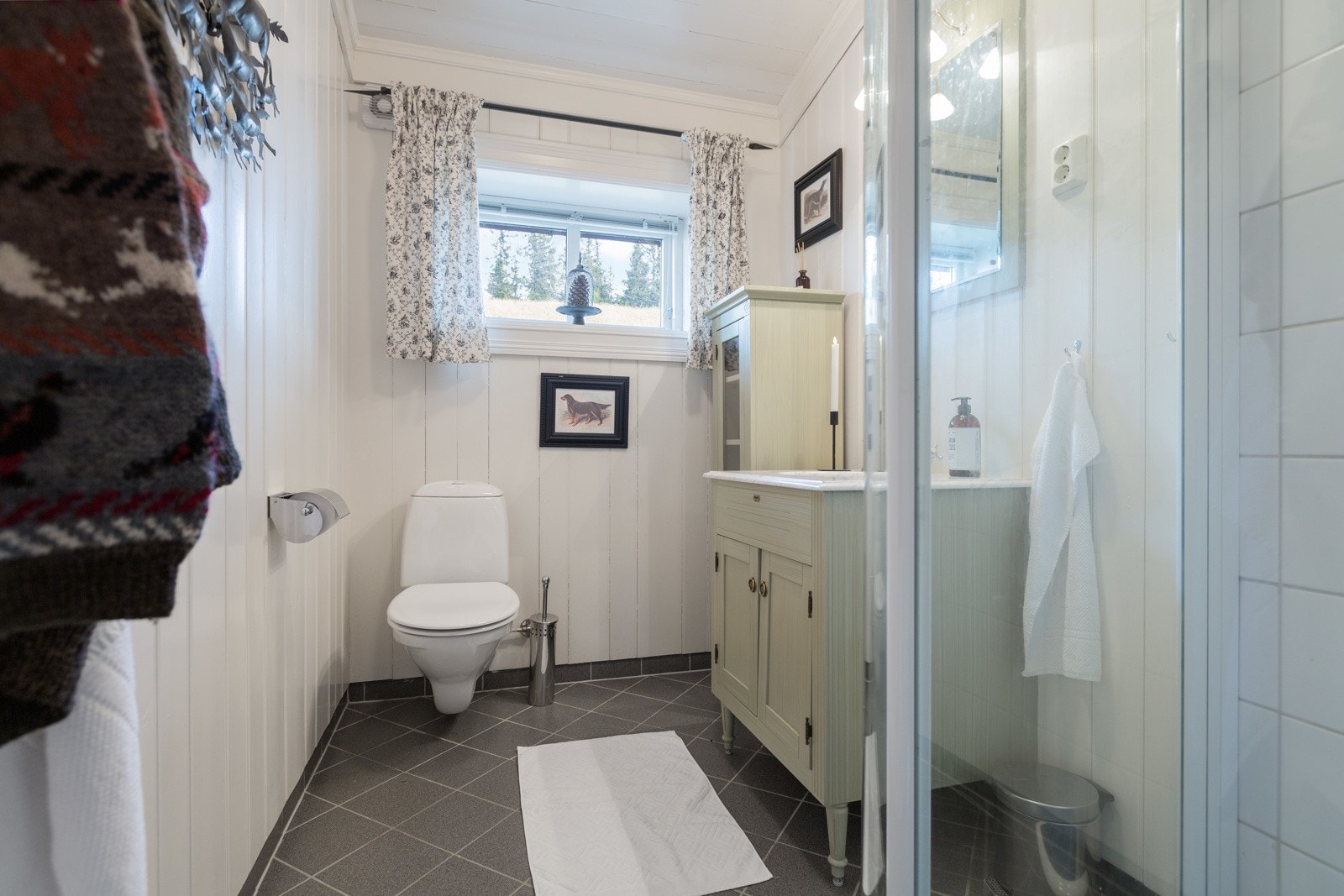 Badet i 2. etasje innredet med dusjhjørne Galleribilde