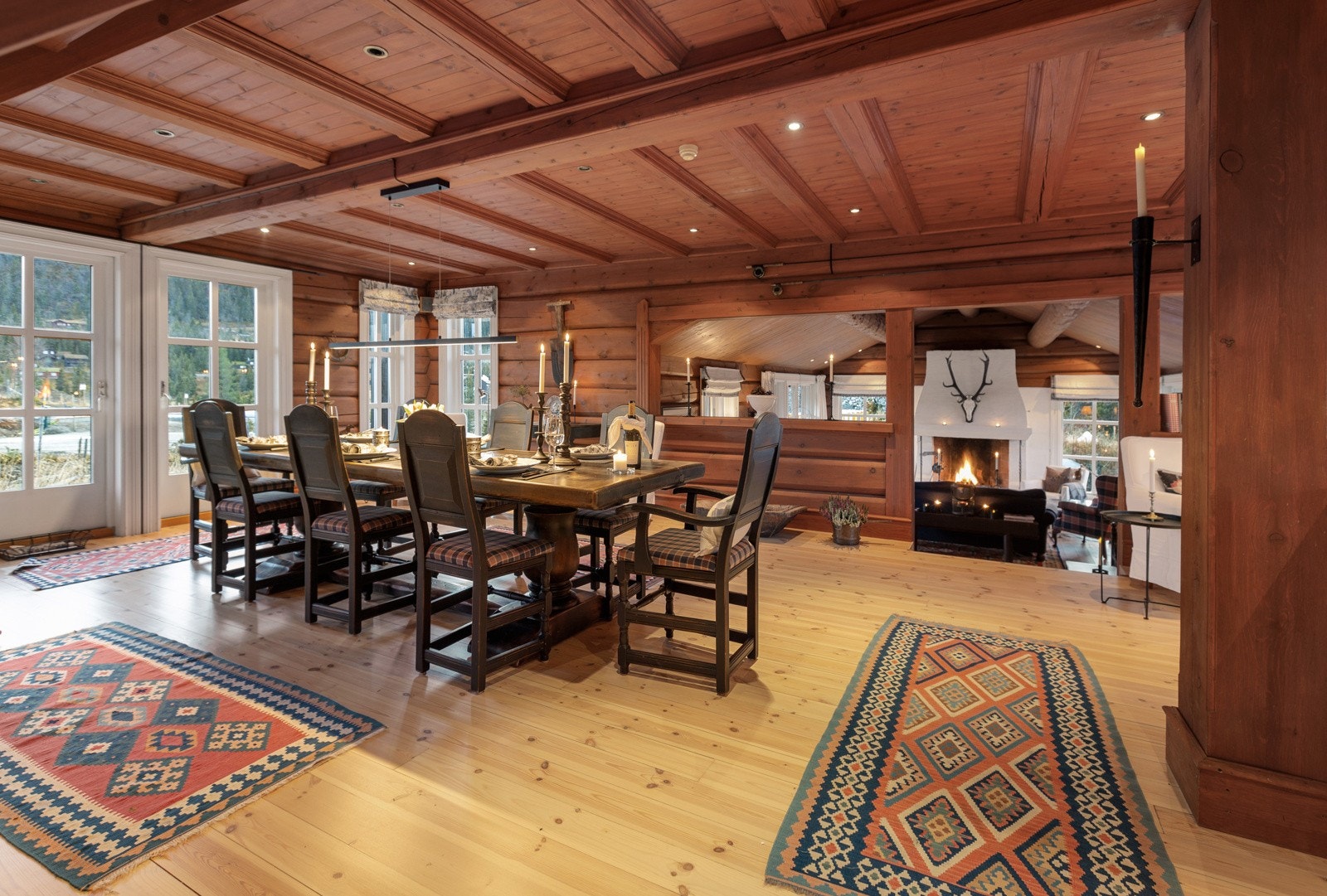 Romslig og hyggelig spisestue i tilknytning til kjøkkenet Galleribilde