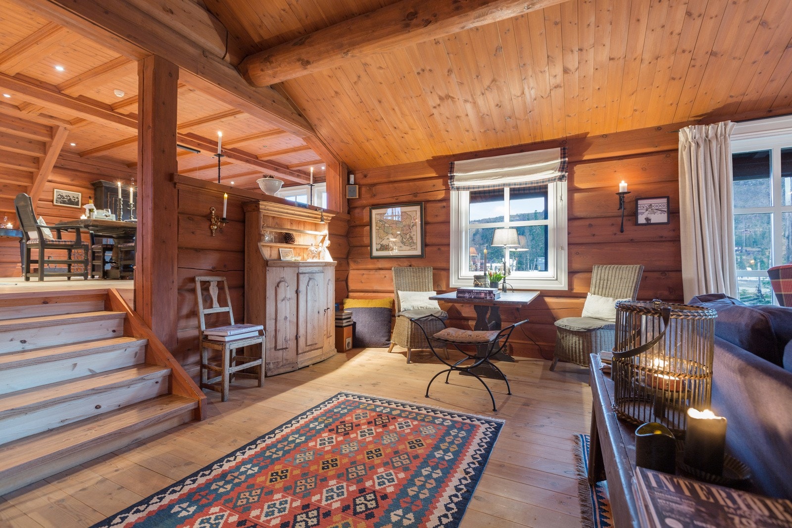 Hytten har solide tømmervegger og god takhøyde Galleribilde