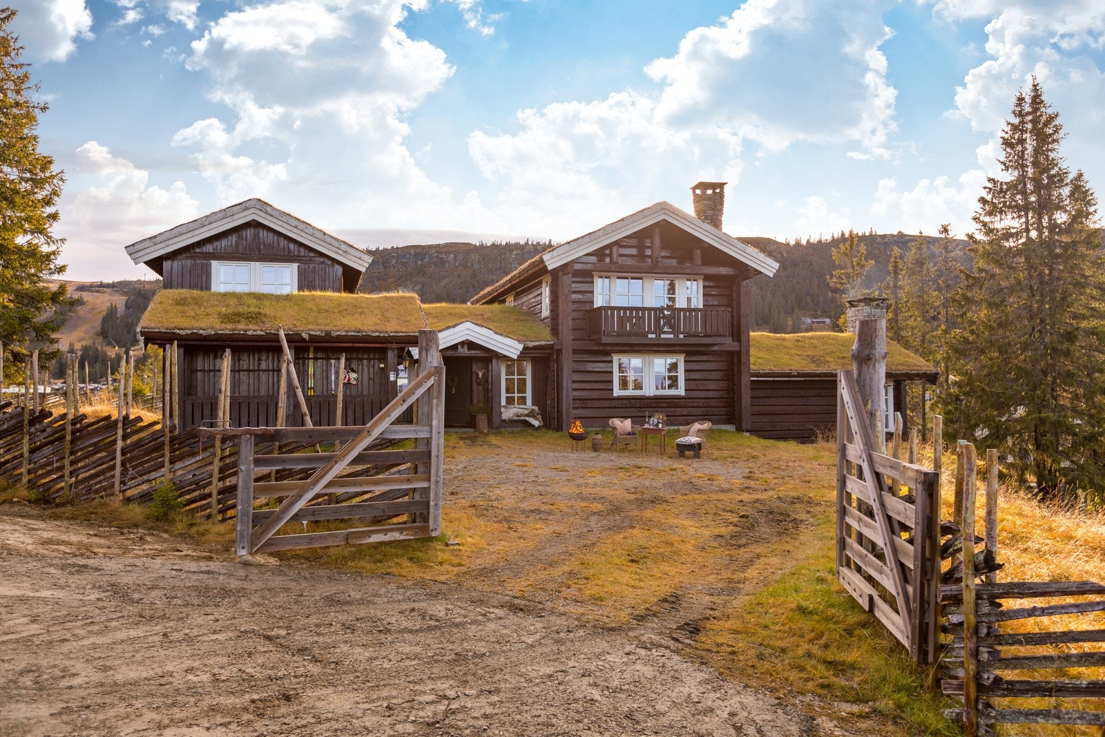 Tomten er inngjerdet med skigard og port Galleribilde