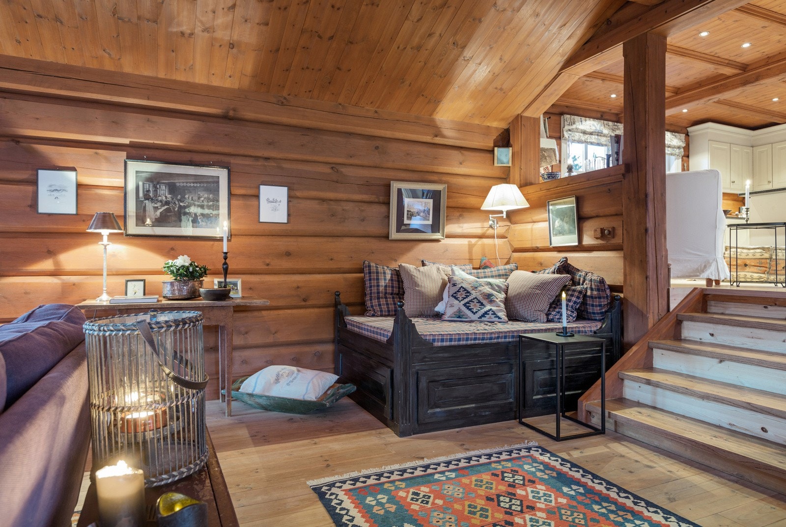 Trapp ned fra kjøkken- og spisestue ned til stuen Galleribilde