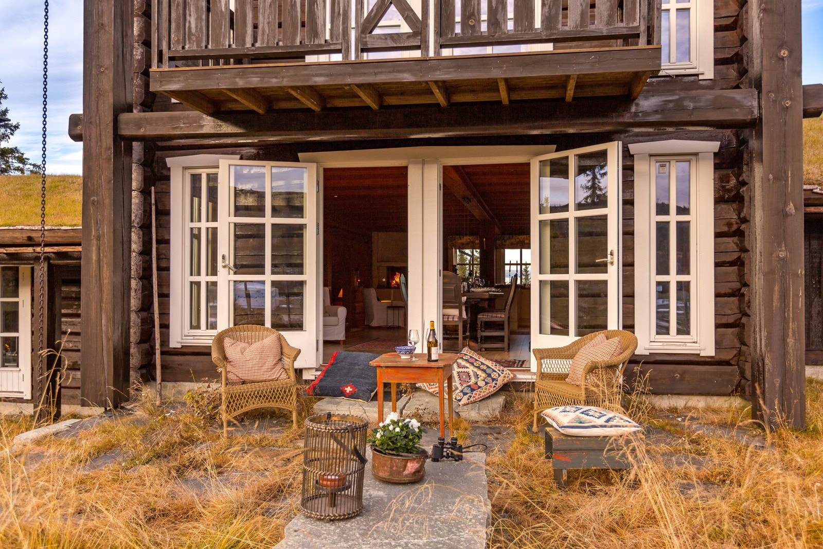 Utgang fra stuen, spisestuen og kjøkkenet til terrenget Galleribilde