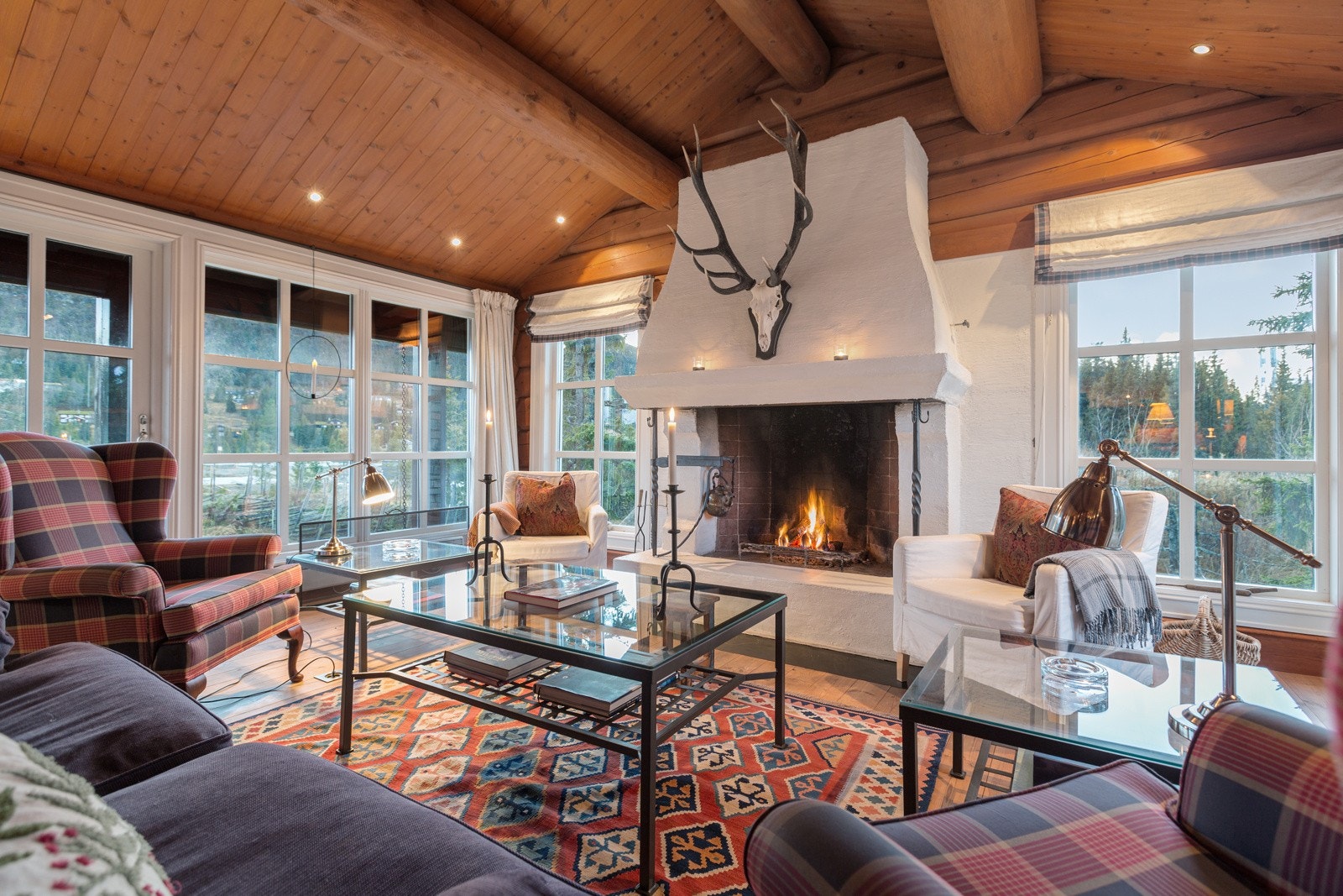 Flott åpen peis som skaper den rette hyttestemningen Galleribilde