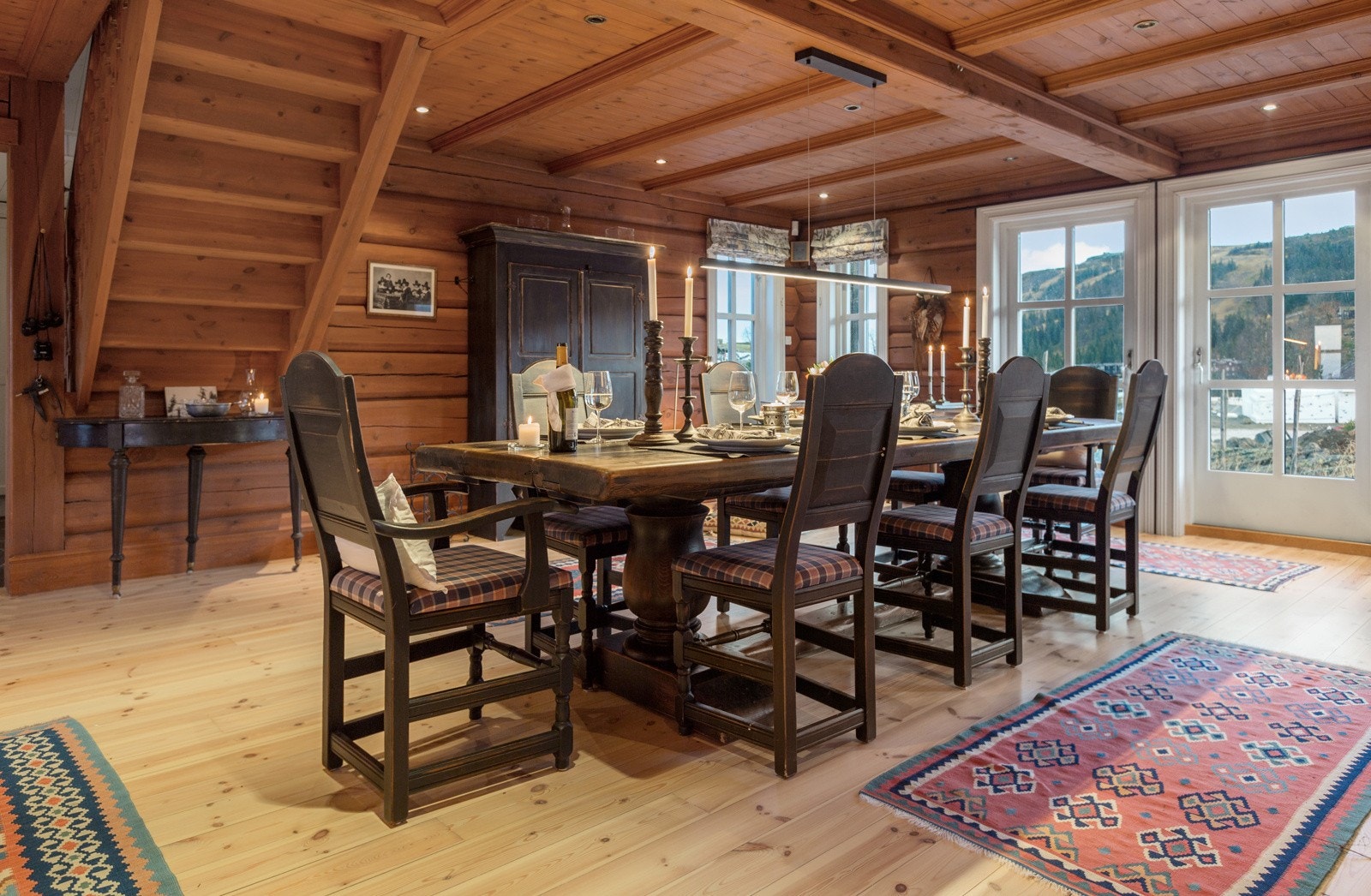 Flott stue med plass til både sofagrupper, tilhørende møbler og spisestue i tilknytning til kjøkkenet Galleribilde