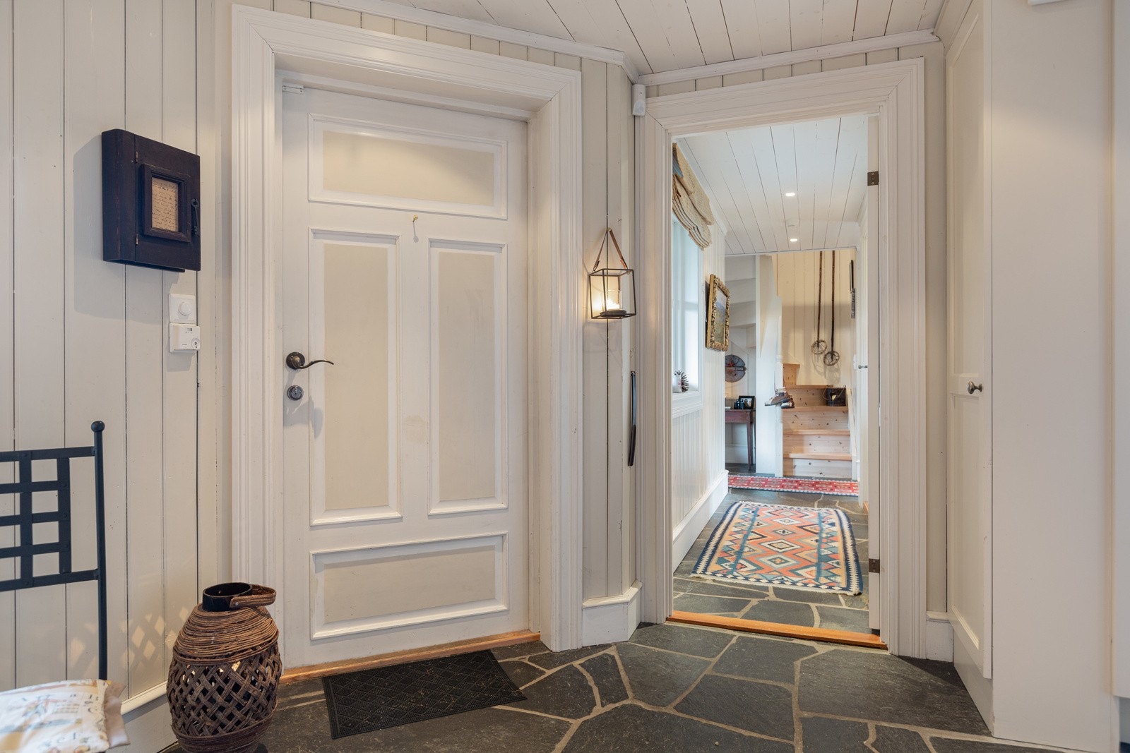 Koselig og lys gang som fører videre til soverom, bad samt trapp opp til oppstuggu Galleribilde