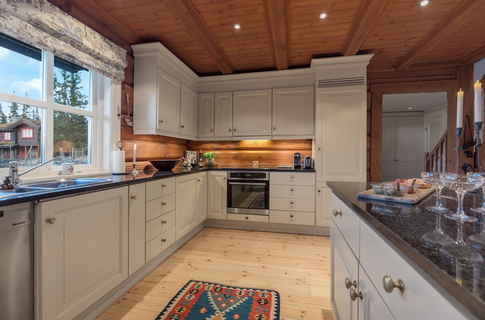 Kjøkkenet er velutstyrt og har godt med skap- og benkeplass Galleribilde