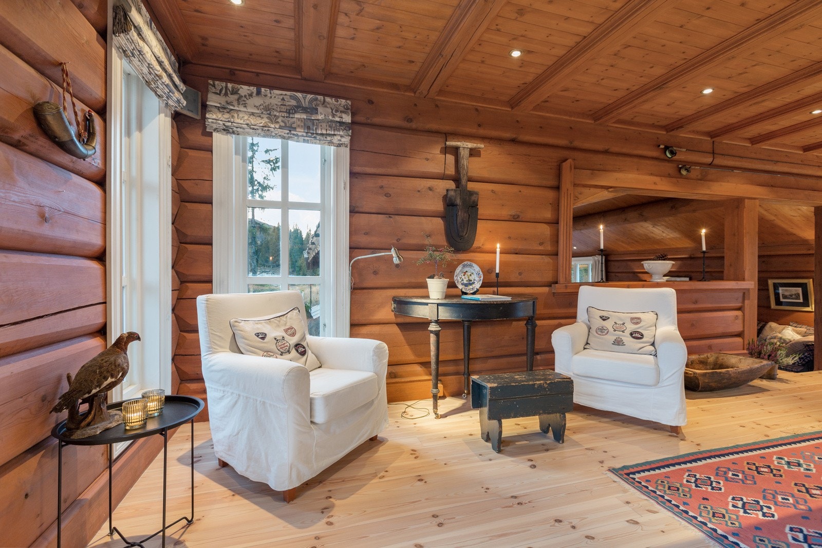 I tillegg til sofagruppe er det god plass til et par gode stoler ved vinduene Galleribilde