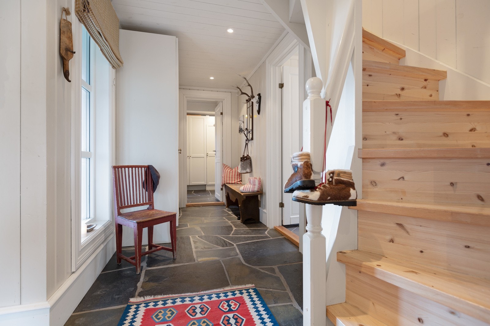 Trapp opp til den ene oppstuggu hvor tre av soverommene befinner seg Galleribilde