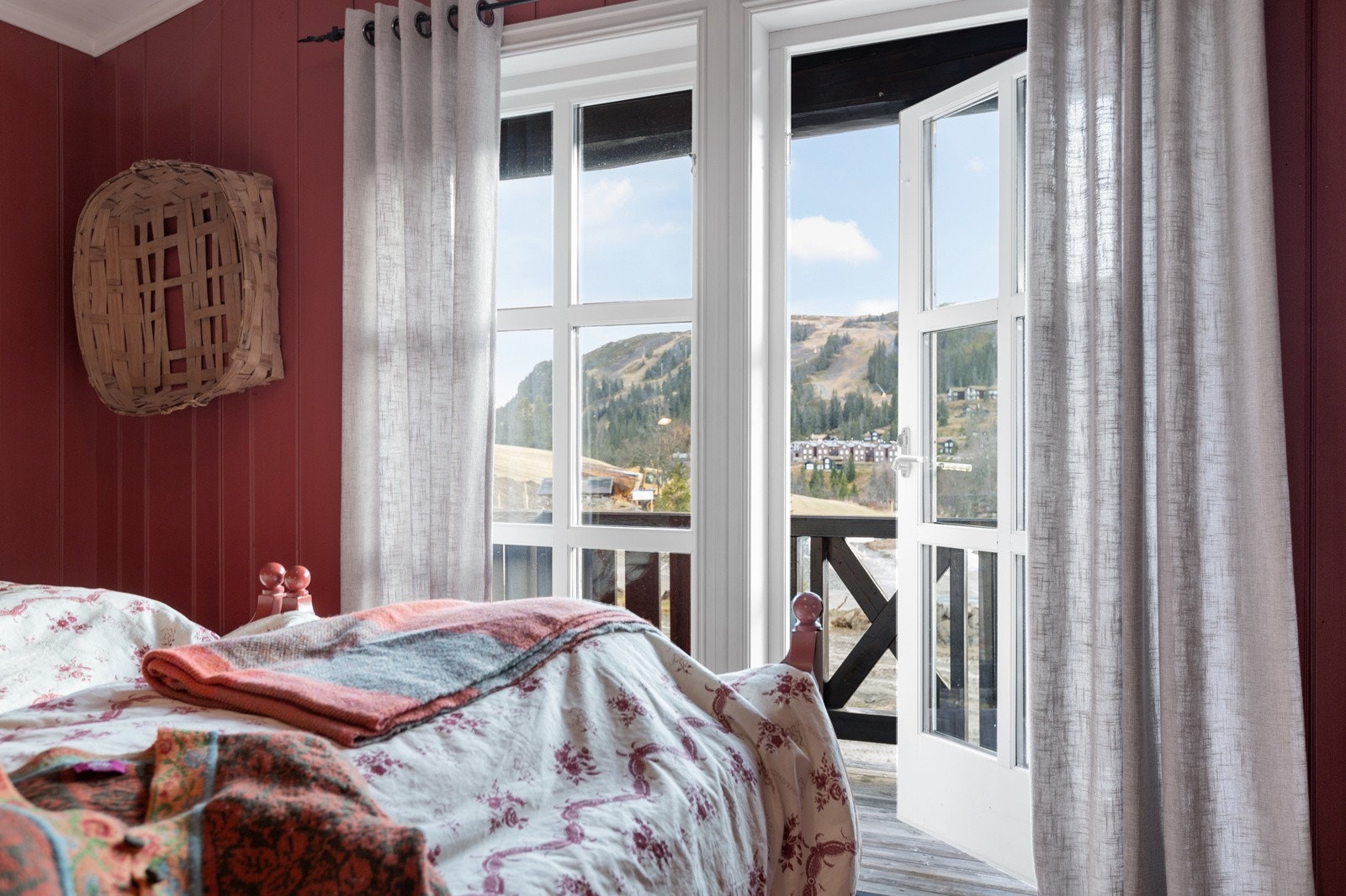 To av soverommene i 2. etasje har utgang til hver sin balkong på 5 kvm Galleribilde