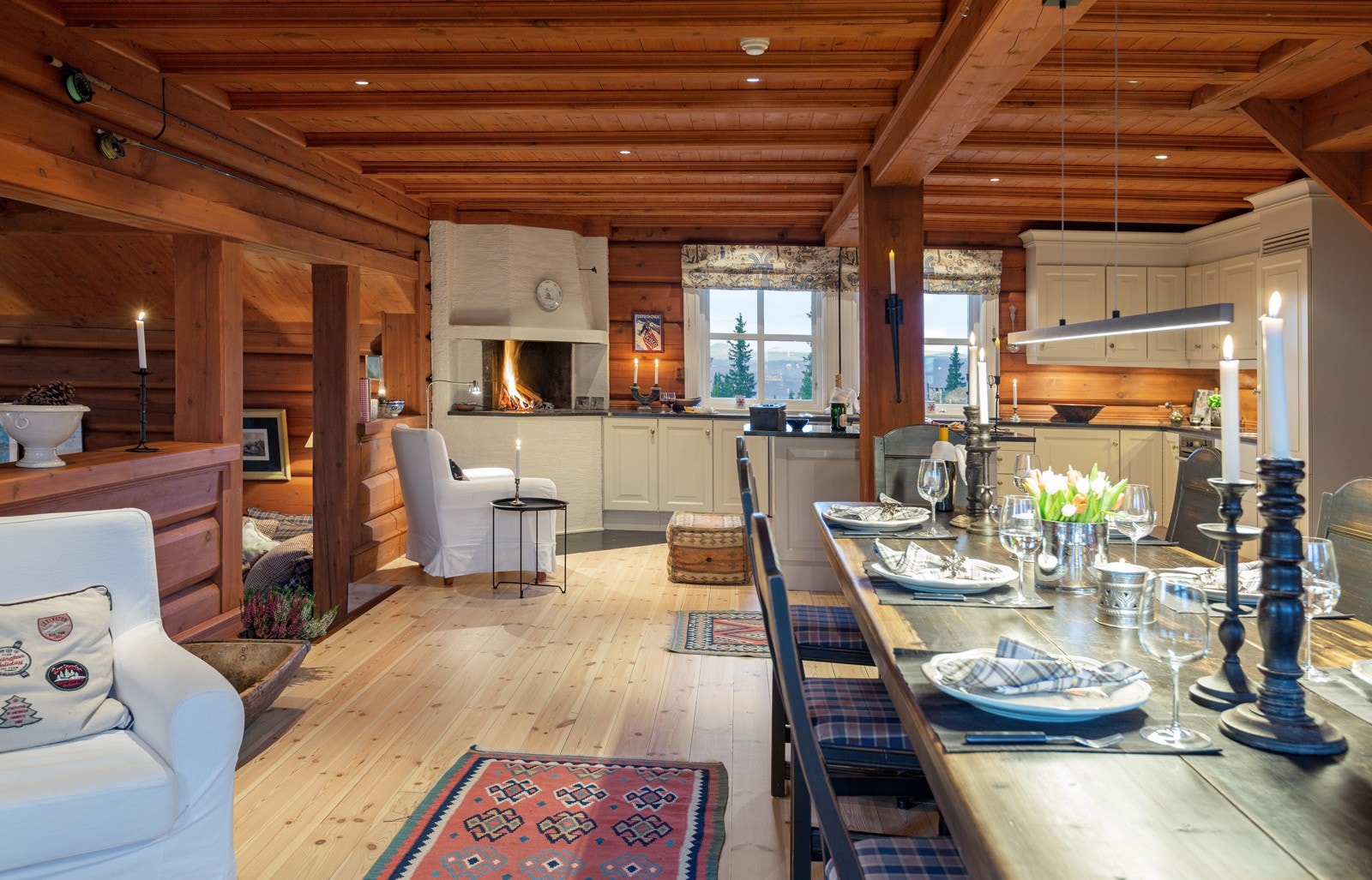 Kjøkkenet har god plass til langbord for samling av familie og venner Galleribilde