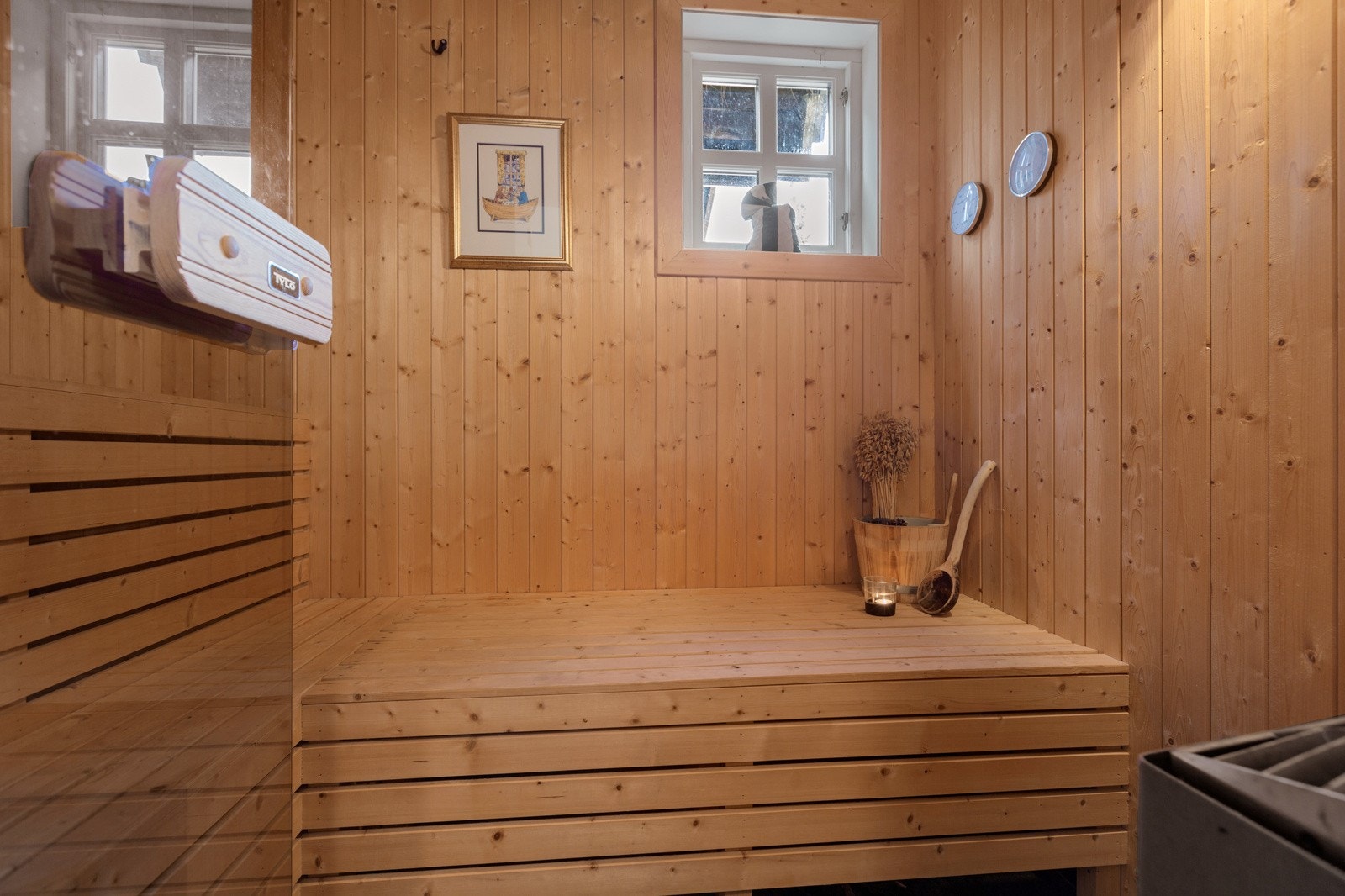 Deilig badstue for stive muskler med tilpassede trebenker og elektrisk badstueovn Galleribilde