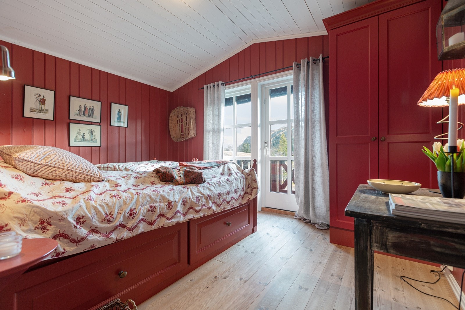 Soverommene i 2. etasje har alle lune farger på veggene Galleribilde