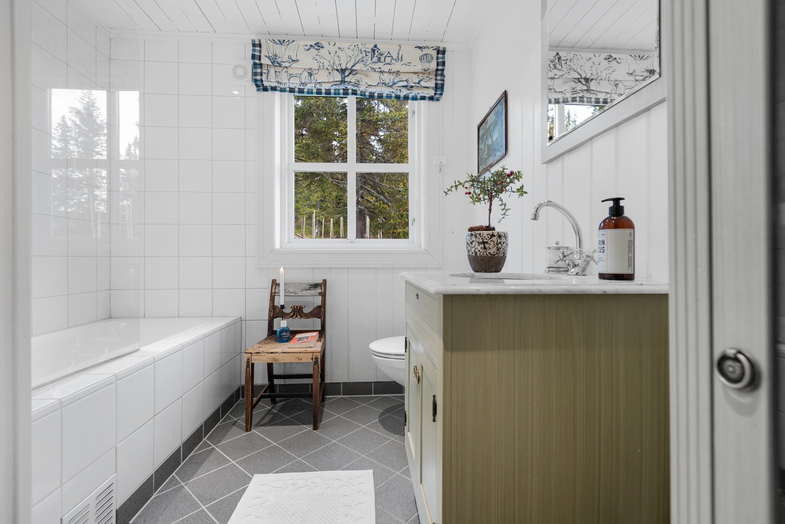 Delikat flislagt bad innredet med badekar Galleribilde