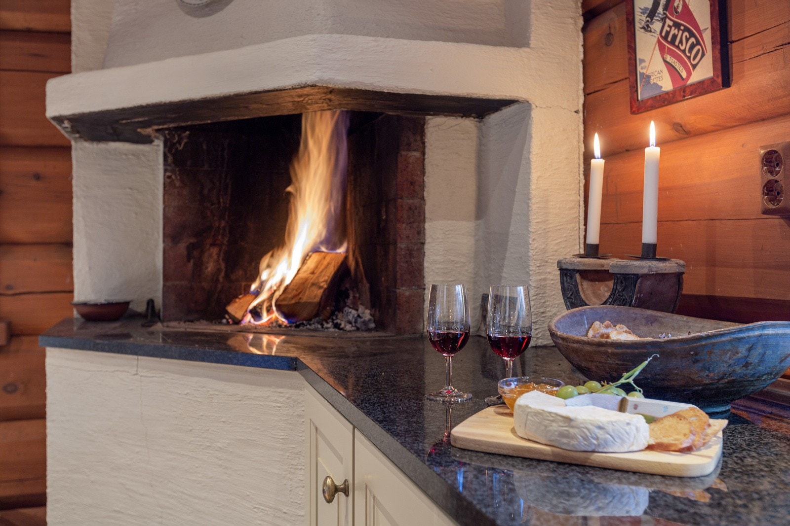 Peisen er i forlengelse av kjøkkenbenken Galleribilde