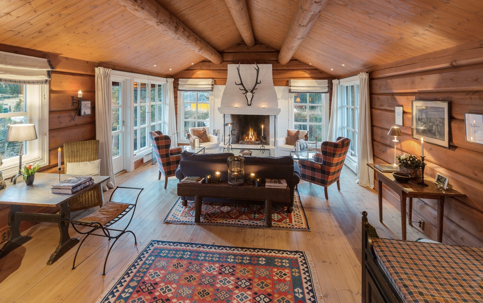 Deilig å sitte foran peisen å høre på knitringen etter en kald dag utendørs Galleribilde