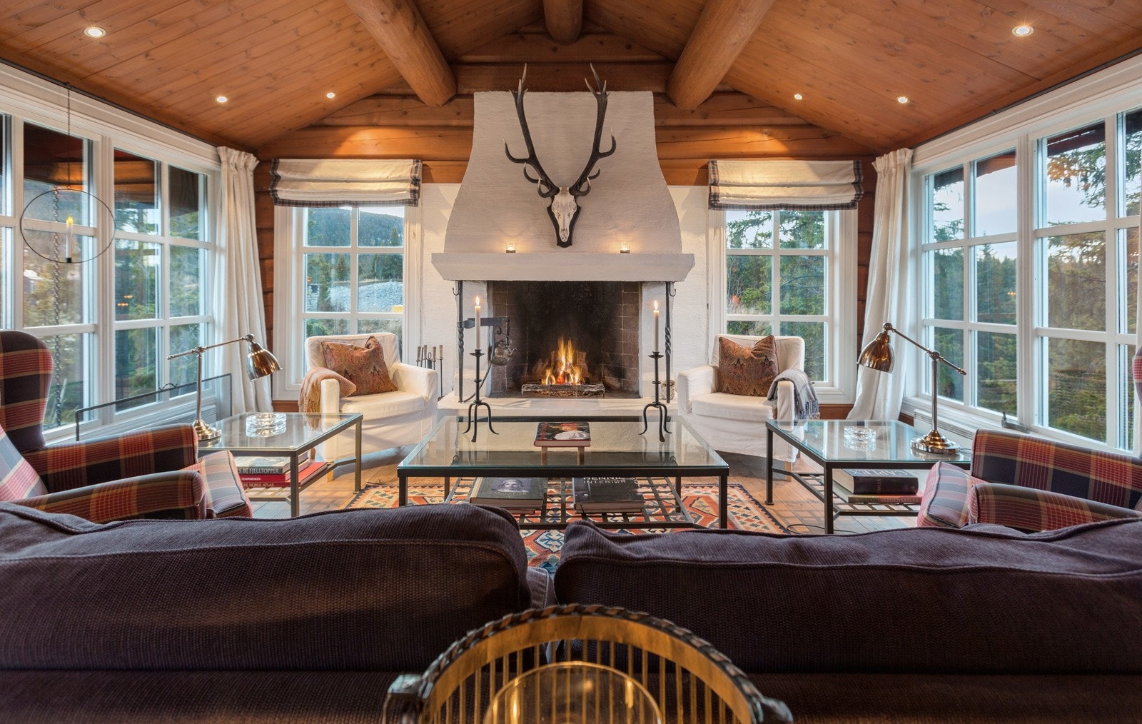 Vinduer på tre sider sørger for godt lys og nydelig utsikt fra sofakroken Galleribilde