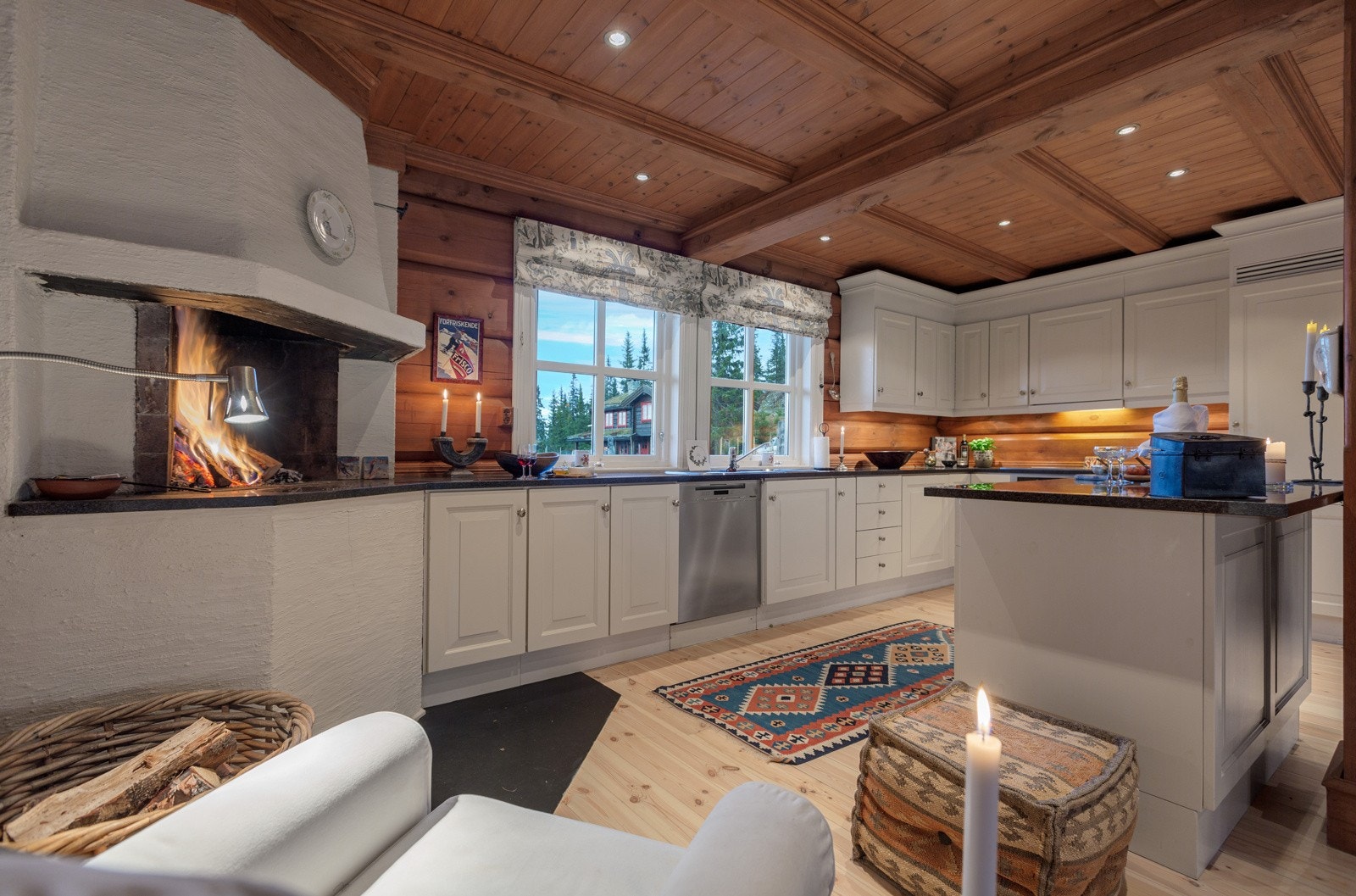 Et velfungerende kjøkken hvor familie og venner kan møtes for god mat og hyggelig samvær etter en lang dag utendørs Galleribilde