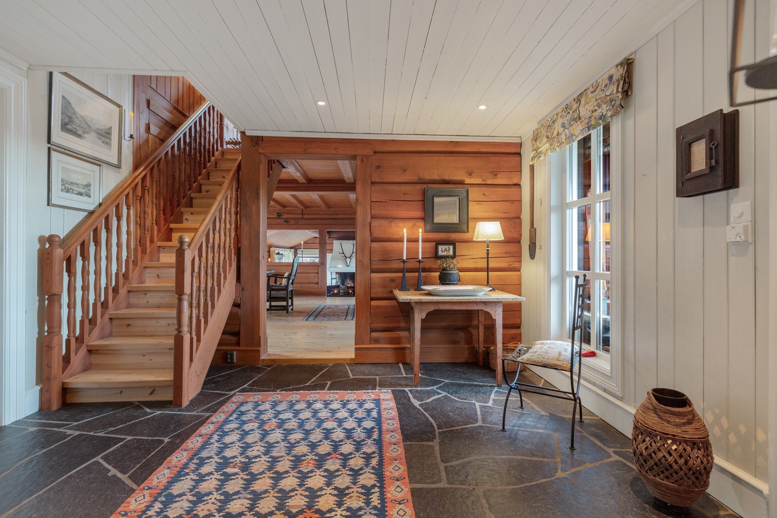 Romslig entre med trapp opp til oppstuggu Galleribilde