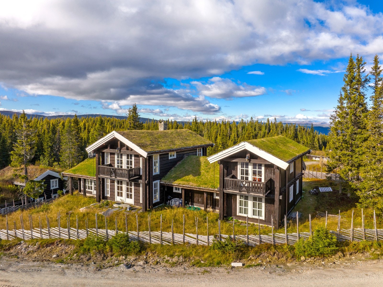 Fritidseiendommen ligger nydelig til i terrenget Galleribilde