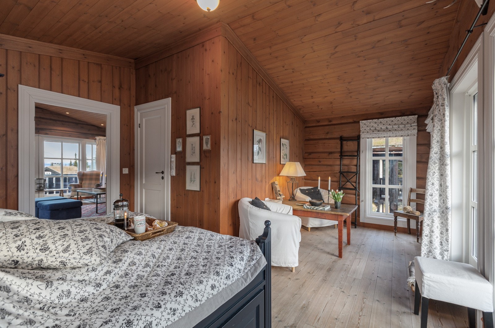 Stort og flott soverom med tilknytning til bad Galleribilde