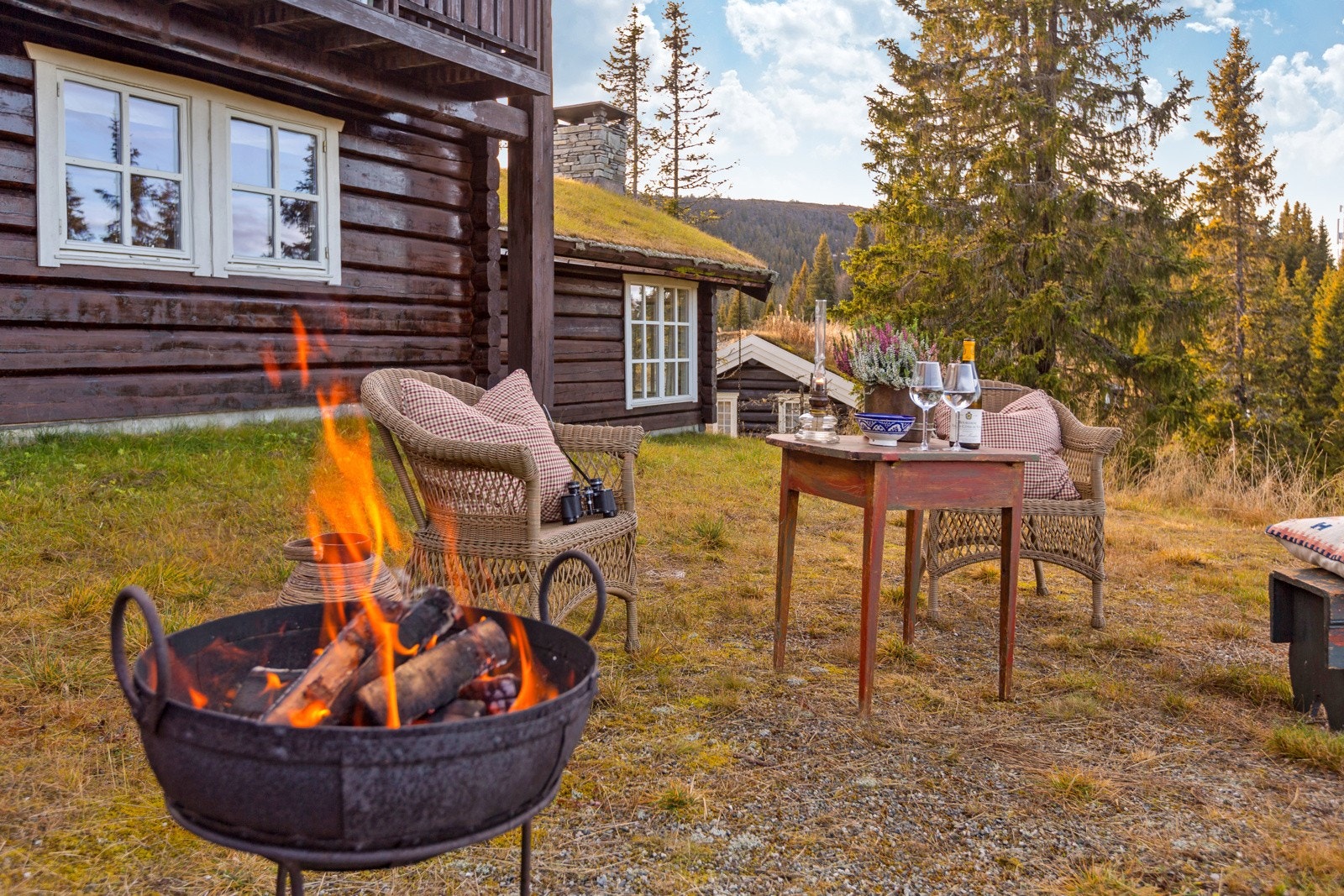 Etter en lang dag i bakken er det koselig å sitte utenfor hytten rundt bålpannen Galleribilde