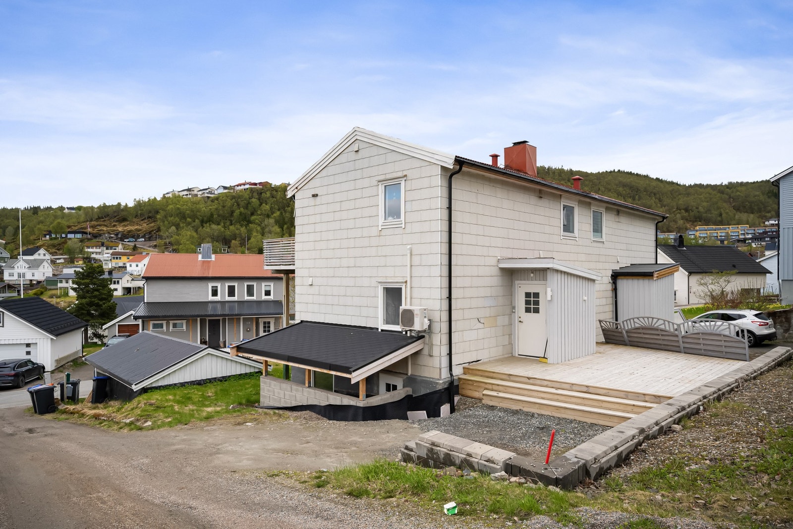 Hovedinngang og terrasse på baksiden Galleribilde