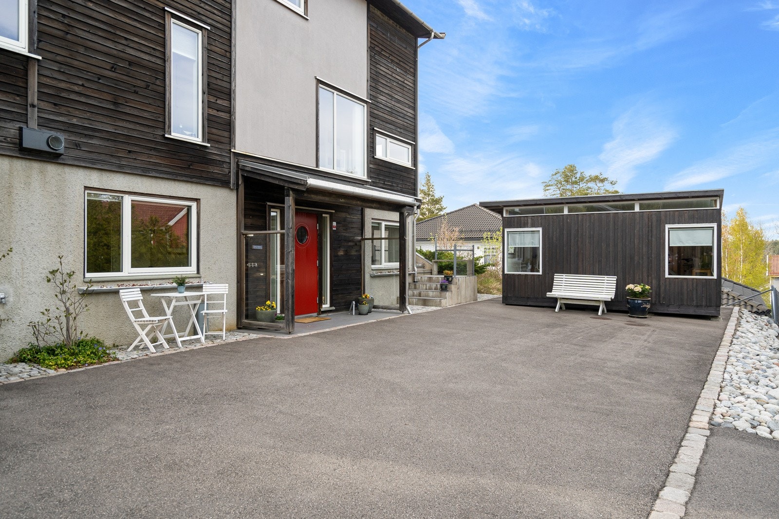 Stor asfaltert gårdsplass Galleribilde