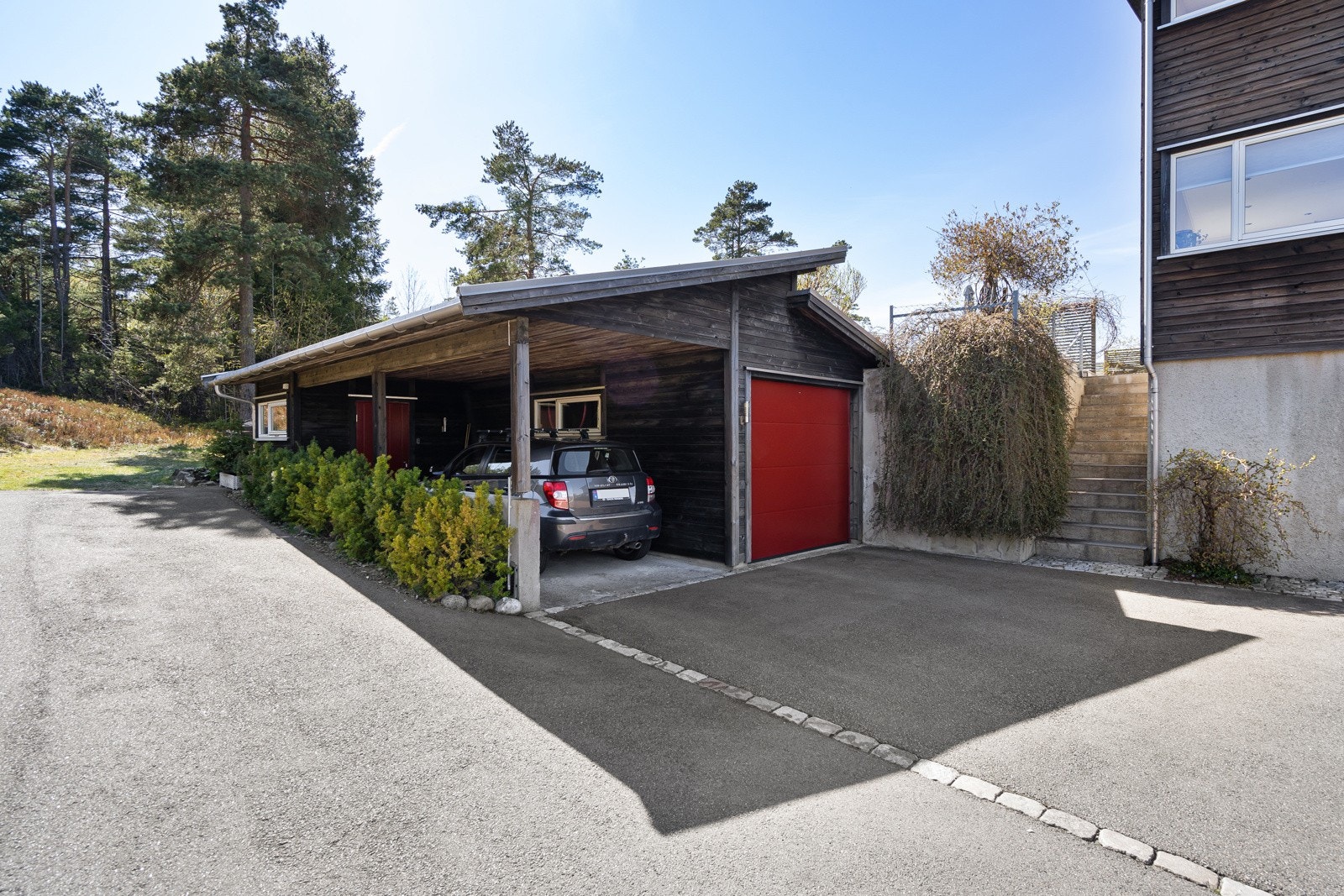 Garasje med carport og bra med lagringsplass Galleribilde