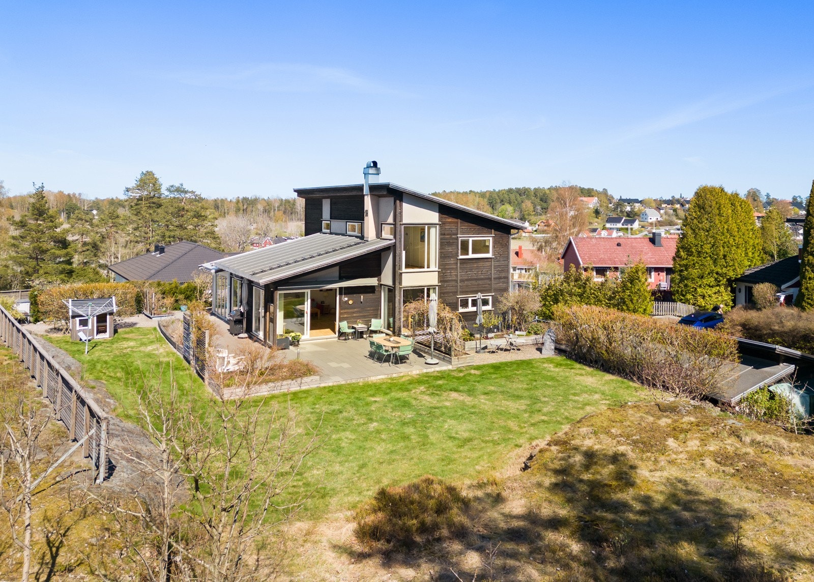 Herlig og solrik hagetomt Galleribilde