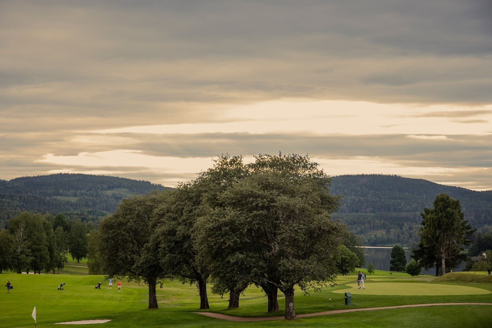 Boligen ligger solrikt og skjermet i naturskjønne omgivelser, inntil et fredet naturområde og bare et steinkast fra Bogstad Golfbane. Galleribilde