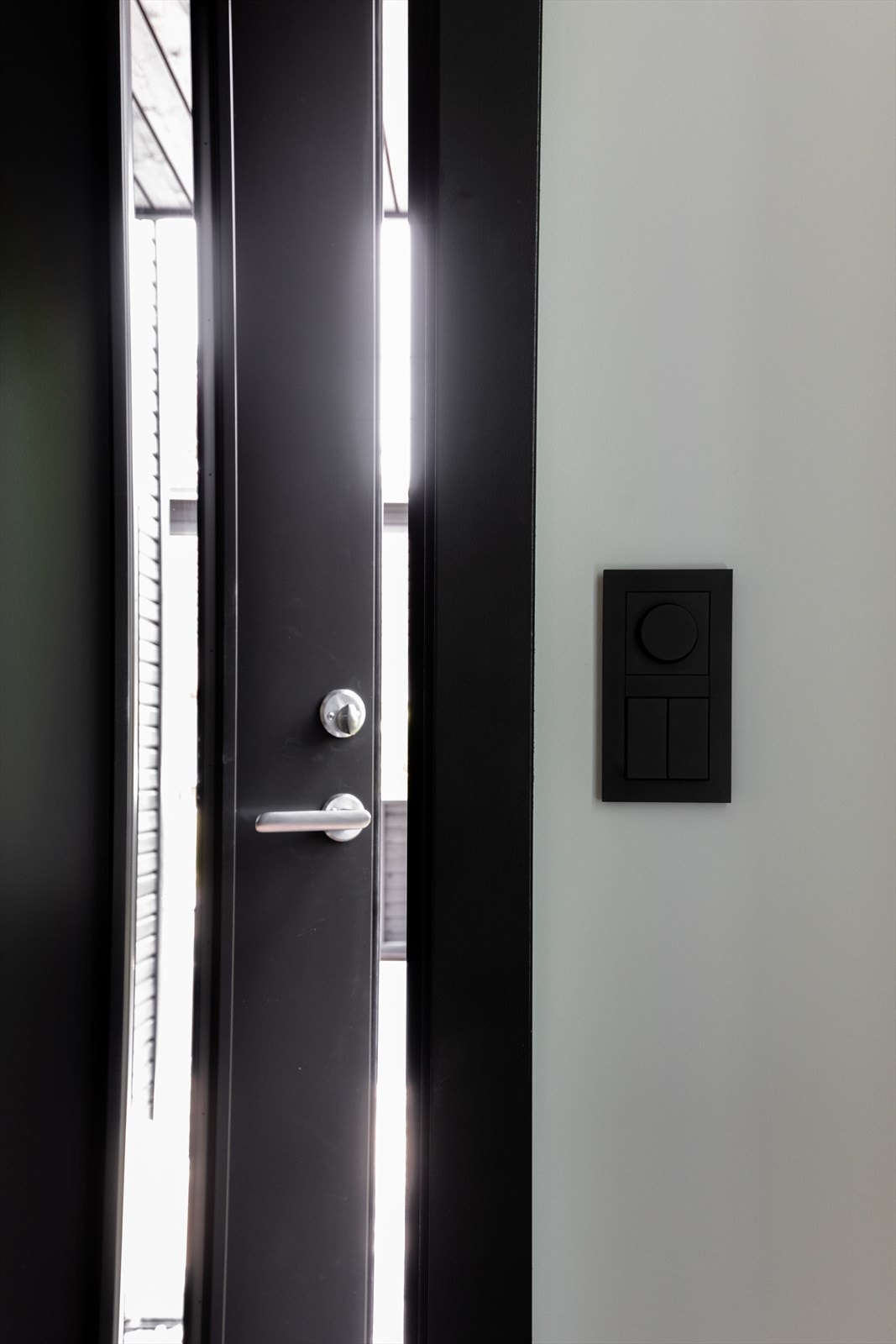 Smart hus system for belysning fra Plejd, med master switch ved inngangsdør. Galleribilde