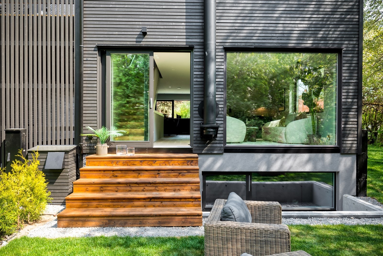 Moderne materialvalg og kreative løsninger gir en lekker og moderne bolig. Galleribilde