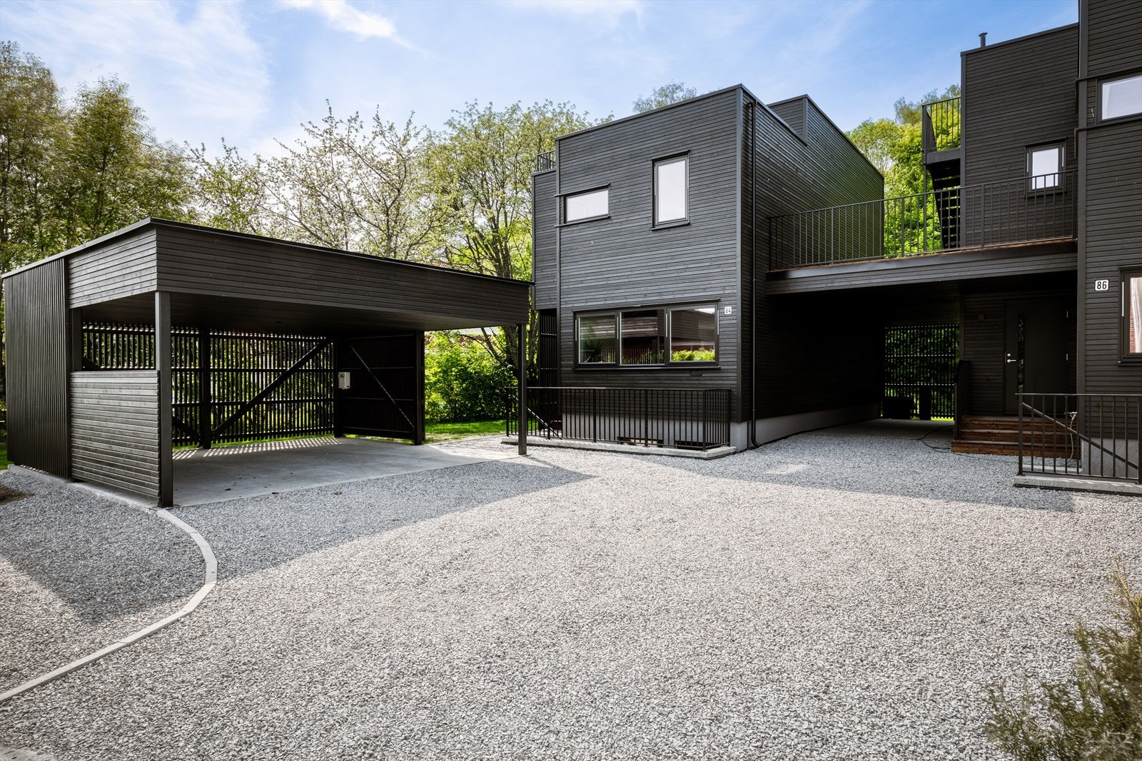 Egen carport med biloppstillingsplass til 2 biler Galleribilde