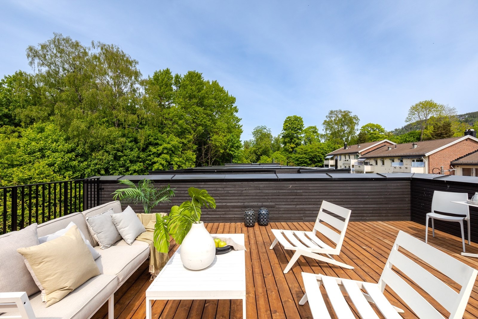 God plass til stor sittegruppe, grill og gjester. Galleribilde