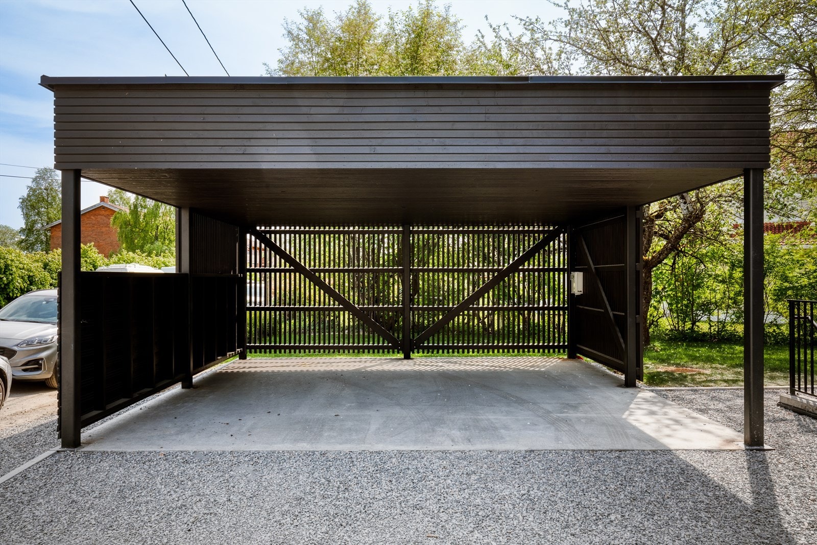 Praktisk carport med plass til 2 biler. Galleribilde