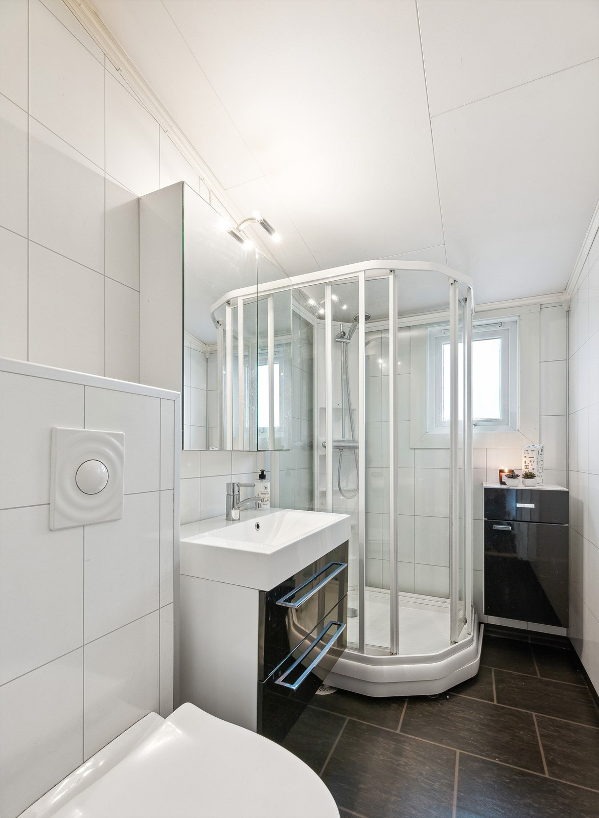 Badet er fra 2009 og har vinylbelegg på gulv og baderomsplater på vegger Galleribilde