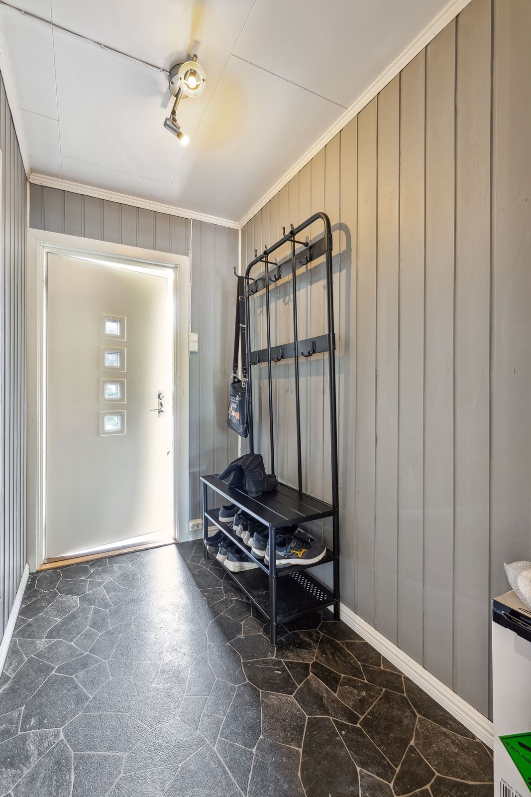 Velkommen inn! her finner du plass til å sette fra deg sko og henge av deg ytterklær Galleribilde