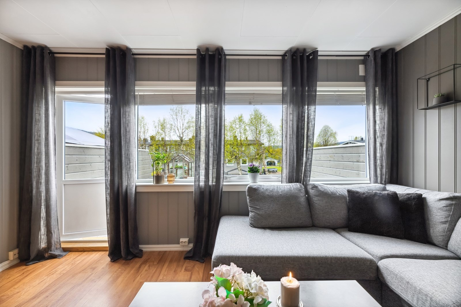 Store vindusflater sørger for at rikelig med verdifullt dagslys slipper inn og bidrar til en luftigere følelse. Fra stue er det også direkte adkomst til grønn hage og markterrasse Galleribilde
