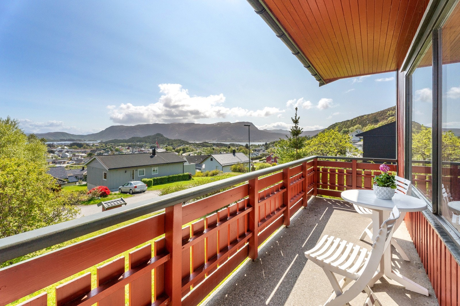 Sommarstemning - kos deg i hagen og på verandaen. Galleribilde