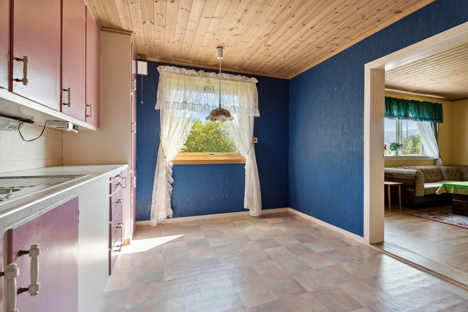 Utleigedel inneheld: Eigen inngang med; gang, vaskerom, bad, kjøkken og stove. Galleribilde